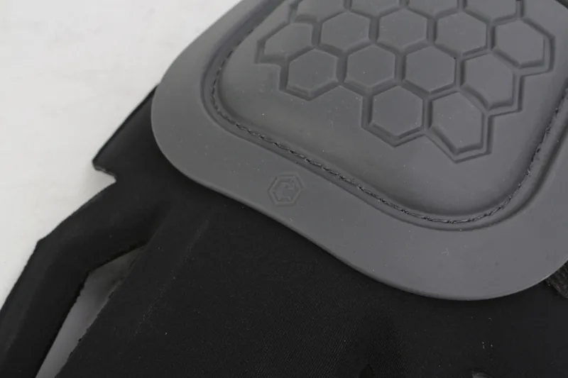 EM7077 E4 Tactical Pant Kneepads construction detail 3