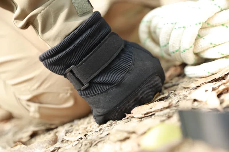 EM9657 Winter Tactical All Finger Gloves application scene 2