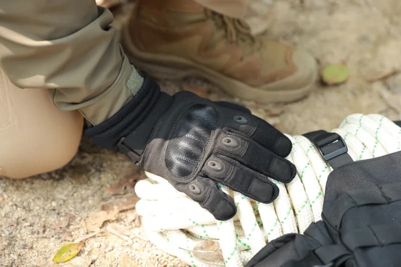 EM9657 Winter Tactical All Finger Gloves application scene 3